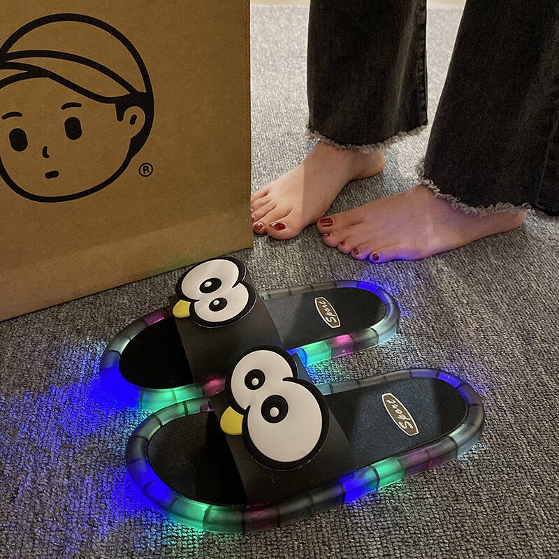 Mule Slip On - 面白い大きな目が光るスライドスリッパ、夏のファッショナブルな滑り止めオープントゥ、カップル向け、室内/屋外/自宅/バスルーム/外出用シューズ